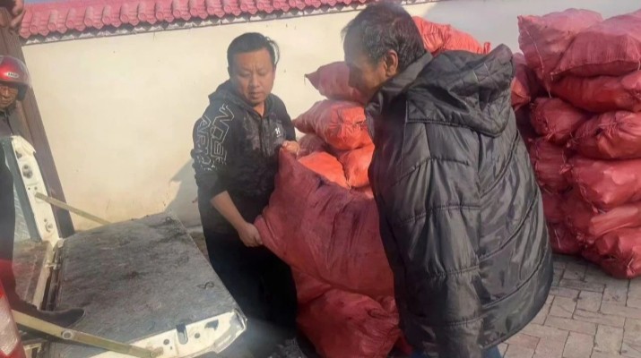 集團駐村工作隊開展“寒冬送溫暖，關(guān)愛暖人心”慰問活動