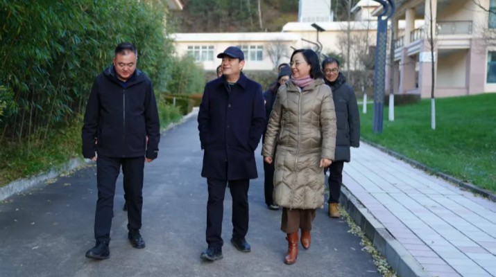 11月18日，甘肅文旅集團(tuán)黨委書(shū)記、董事長(zhǎng)石培文帶隊(duì)赴天水和諧園如驛部落開(kāi)展冬季運(yùn)營(yíng)調(diào)研，集團(tuán)黨委副書(shū)記、總經(jīng)理馬文玫，副總經(jīng)理金世勝及總部相關(guān)部門(mén)負(fù)責(zé)人一同調(diào)研。石培文一行深入天水和諧園如驛部落住宿